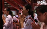 Học sinh Hà Nội vào Văn Miếu cầu may trước ngày khoa cử